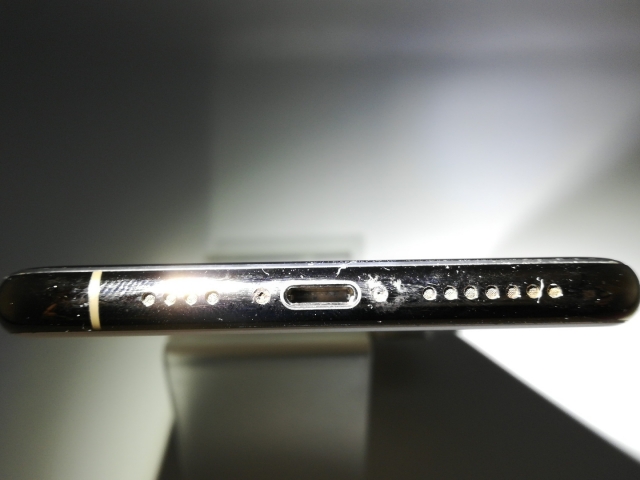 【中古】Apple au 【SIMロック解除済み】 iPhone 11 Pro Max 256GB ゴールド MWHL2J/A【OSU301】保証期間１ヶ月【ランクB】_4