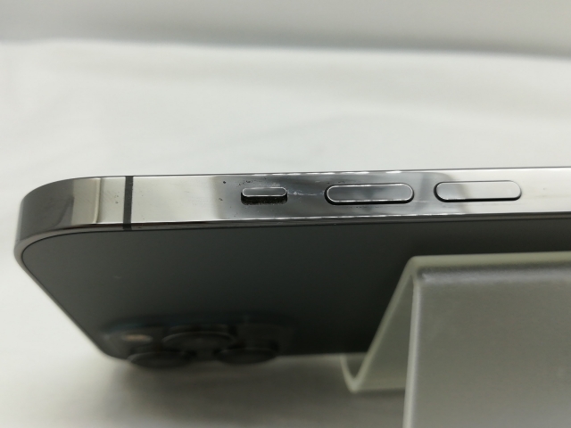 【中古】Apple au 【SIMロック解除済み】 iPhone 12 Pro Max 256GB グラファイト MGCY3J/A【川崎】保証期間１ヶ月【ランクA】