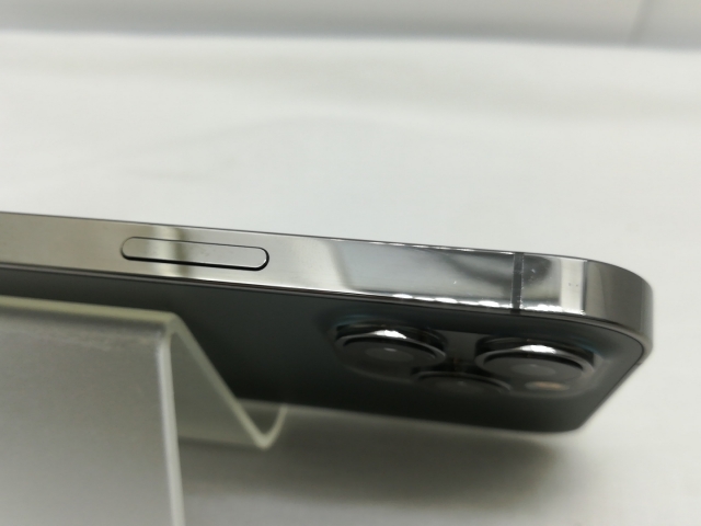 【中古】Apple au 【SIMロック解除済み】 iPhone 12 Pro Max 256GB グラファイト MGCY3J/A【川崎】保証期間１ヶ月【ランクA】