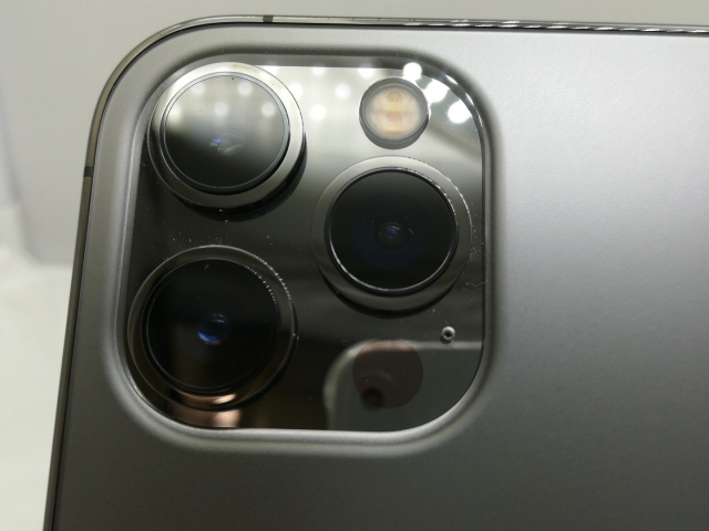 【中古】Apple au 【SIMロック解除済み】 iPhone 12 Pro Max 256GB グラファイト MGCY3J/A【川崎】保証期間１ヶ月【ランクA】