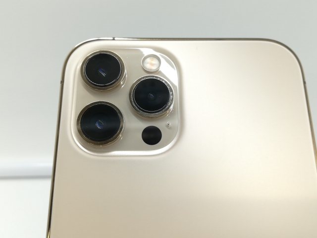 【中古】Apple docomo 【SIMロック解除済み】 iPhone 12 Pro Max 256GB ゴールド MGD13J/A【札幌】保証期間１週間【ランクC】_6