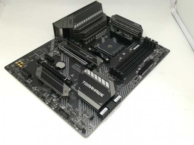 【中古】MSI MAG B550 TOMAHAWK B550/AM4/2.5GbitLAN/ATX 【札幌】保証期間１週間の通販は