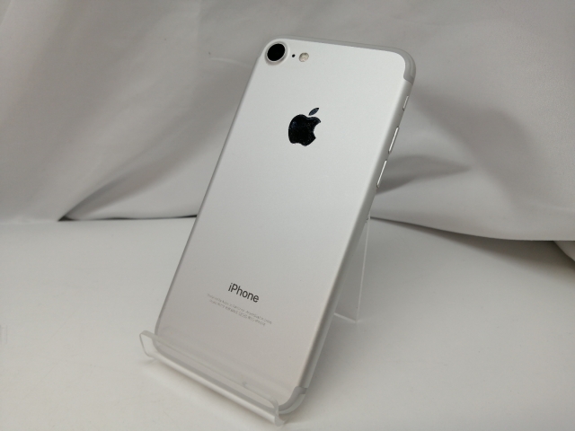 【中古】Apple docomo 【SIMロック解除済み】 iPhone 7 32GB シルバー MNCF2J/A【札幌】保証期間１週間【ランクC】
