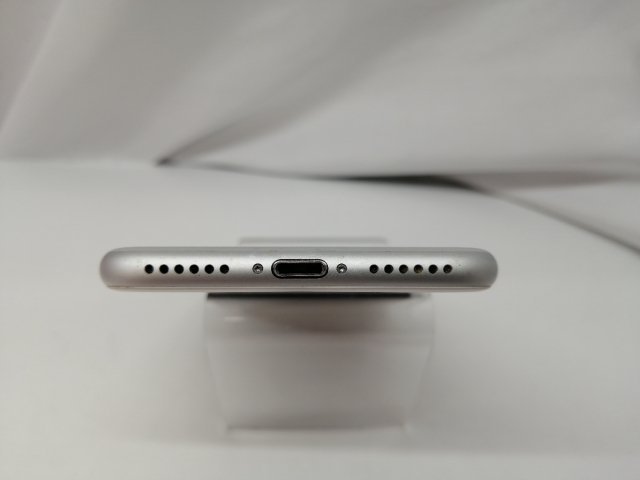【中古】Apple docomo 【SIMロック解除済み】 iPhone 7 32GB シルバー MNCF2J/A【札幌】保証期間１週間【ランクC】_4