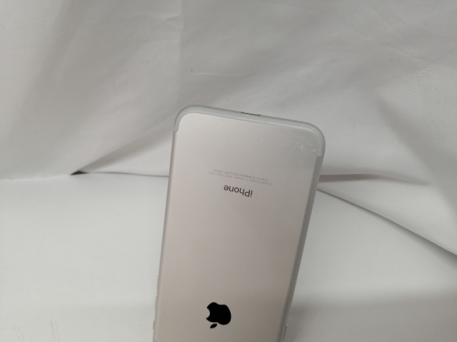 【中古】Apple docomo 【SIMロック解除済み】 iPhone 7 32GB シルバー MNCF2J/A【札幌】保証期間１週間【ランクC】_8