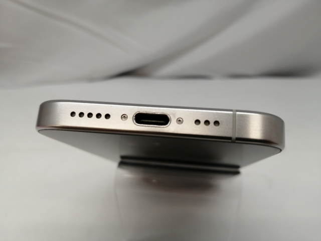 【中古】Apple docomo 【SIMフリー】 iPhone 15 Pro 256GB ホワイトチタニウム MTUD3J/A【札幌】保証期間１ヶ月【ランクA】_4