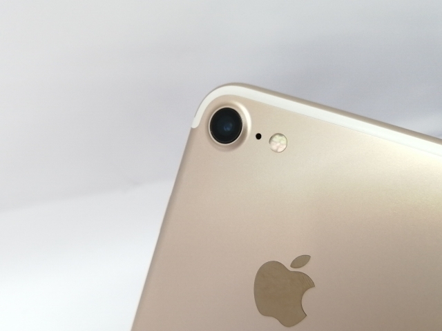 【中古】Apple SoftBank 【SIMロック解除済み】 iPhone 7 128GB ゴールド MNCM2J/A【川越クレアモール】保証期間１週間【ランクC】_6