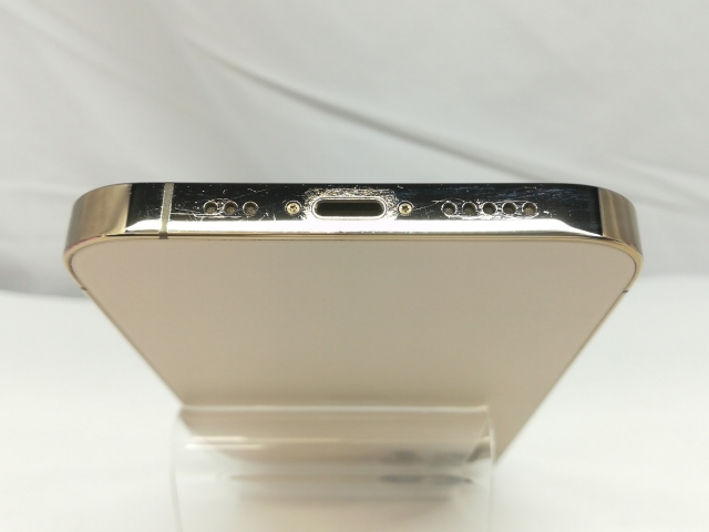 【中古】Apple au 【SIMロック解除済み】 iPhone 12 Pro 128GB ゴールド MGM73J/A【札幌】保証期間１週間【ランクC】_4