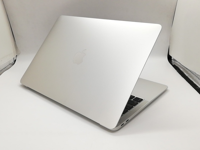 【中古】Apple MacBook Air 13インチ M1(CPU:8C/GPU:8C) 8GB/512GB シルバー MGNA3J/A (M1・2020)【福岡筑紫】保証期間１ヶ月【ランクB】