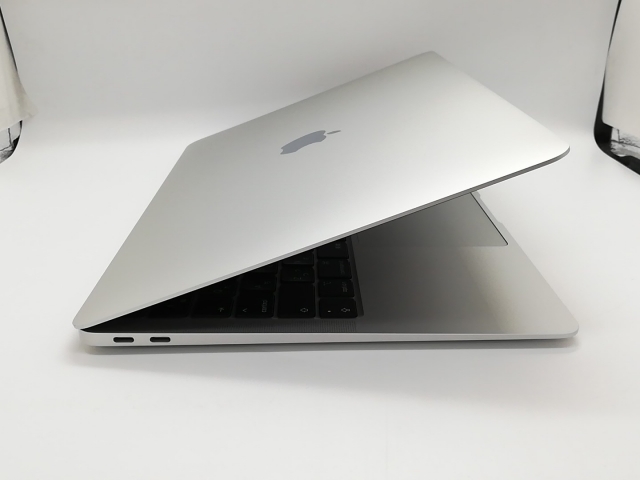 【中古】Apple MacBook Air 13インチ M1(CPU:8C/GPU:8C) 8GB/512GB シルバー MGNA3J/A (M1・2020)【福岡筑紫】保証期間１ヶ月【ランクB】