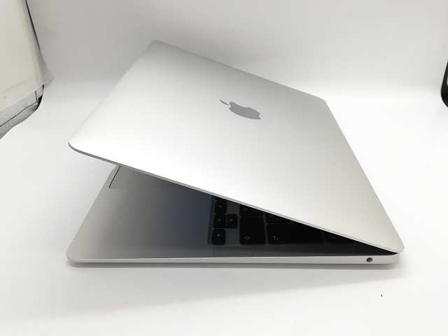 【中古】Apple MacBook Air 13インチ M1(CPU:8C/GPU:8C) 8GB/512GB シルバー MGNA3J/A (M1・2020)【福岡筑紫】保証期間１ヶ月【ランクB】