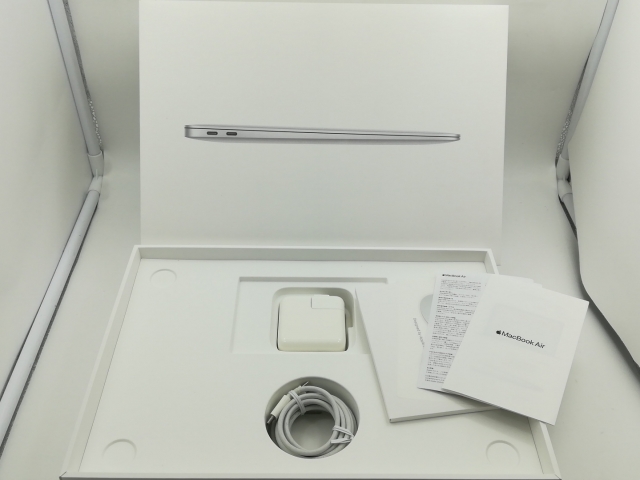【中古】Apple MacBook Air 13インチ M1(CPU:8C/GPU:8C) 8GB/512GB シルバー MGNA3J/A (M1・2020)【福岡筑紫】保証期間１ヶ月【ランクB】