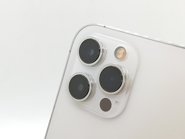 【中古】Apple docomo 【SIMロック解除済み】 iPhone 12 Pro Max 128GB シルバー MGCV3J/A【熊本】保証期間１ヶ月【ランクC】_6