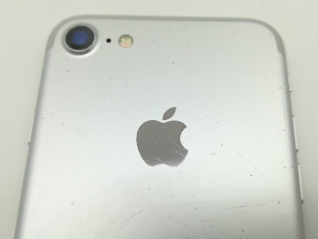 iPhone 7 32GB au版シルバー MNCF2J/A 中古 スマートフォン本体