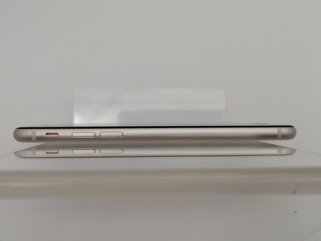 【中古】Apple au 【SIMフリー】 iPhone SE（第3世代） 64GB スターライト MMYD3J/A【なんば】保証期間
