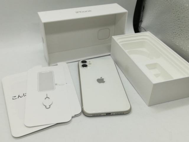 iPhone 11 ホワイト 256 GB docomo SIMロック解除済み