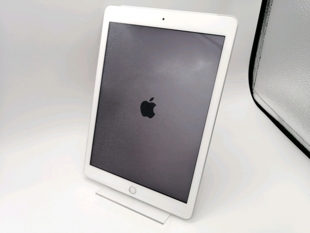 【中古】Apple docomo 【SIMロック解除済み】 iPad（第5世代/2017） 32GB シルバー MP1L2J/A【秋葉2号】保証期間１ヶ月【ランクB】