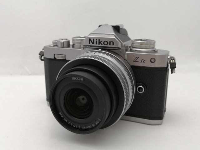 【中古】Nikon Nikon Z fc 16-50 VR レンズキット シルバー【新宿2】保証期間１ヶ月【ランクA】