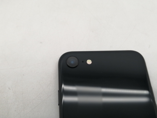 【中古】Apple docomo 【SIMロック解除済み】 iPhone SE（第2世代） 64GB ブラック MHGP3J/A（後期型番）【仙台イービーンズ】保証期間１ヶ月【ランクB】