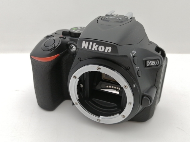 【中古】Nikon D5600 上半身【新宿2】言いはなつ継続期間１ヶ月【位置づけるA】