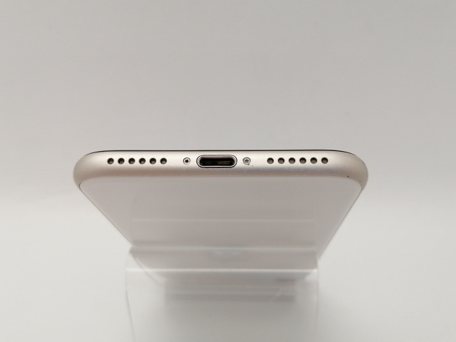 【中古】【赤ロム保証あり】Apple au 【SIMフリー】 iPhone SE（第3世代） 128GB スターライト MMYG3J/A【広島本通】保証期間１ヶ月【ランクB】_4