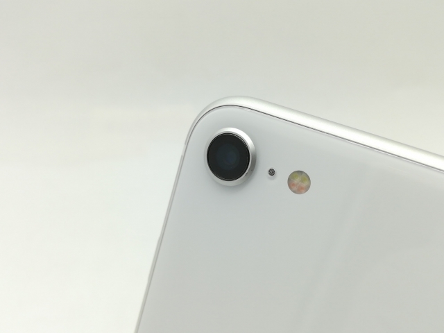 【中古】Apple au 【SIMロック解除済み】 iPhone SE（第2世代） 64GB ホワイト MX9T2J/A【広島】保証期間１ヶ月【ランクC】