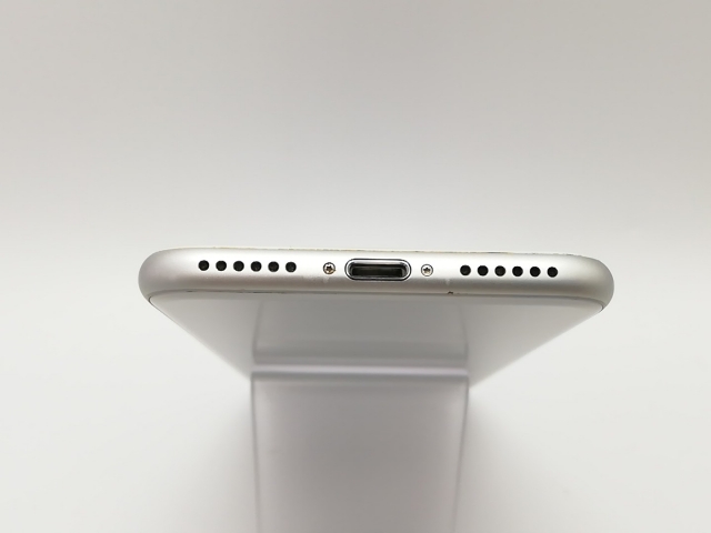 【中古】Apple SoftBank 【SIMロック解除済み】 iPhone 8 64GB シルバー MQ792J/A【府中ル・シーニュ】保証期間１ヶ月【ランクC】_4
