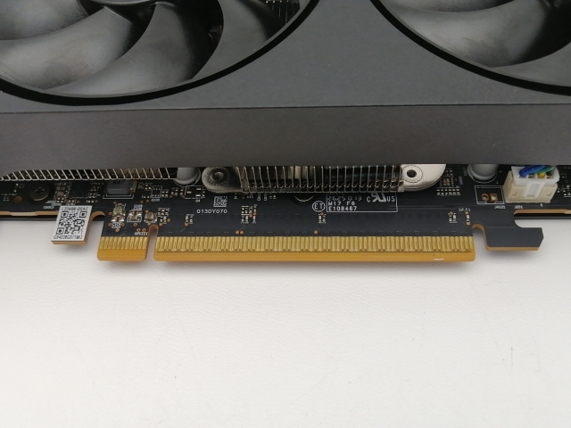中古】玄人志向 RD-RX9060XT-E16GB/DF RX9060XT/16GB(GDDR6)【三宮