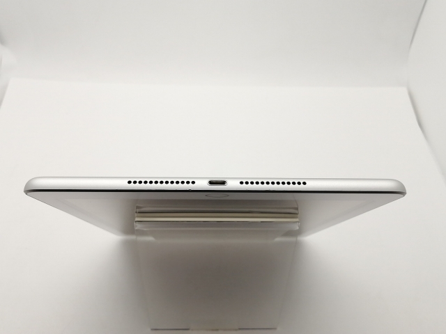 【中古】Apple docomo 【SIMロック解除済み】 iPad（第5世代/2017） 32GB シルバー MP1L2J/A【三宮センター】保証期間１ヶ月【ランクB】_4