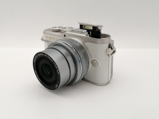 中古】OLYMPUS PEN E-PL9 14-42mm EZ レンズキット ホワイト 海外版