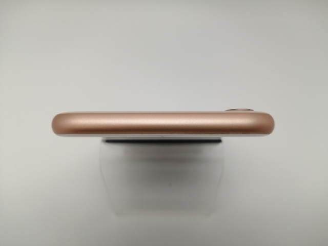 【中古】Apple docomo 【SIMロック解除済み】 iPhone 8 64GB ゴールド MQ7A2J/A【三宮センター】保証期間１ヶ月【ランクB】_2