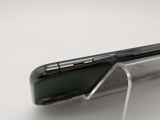 【中古】Apple docomo 【SIMロック解除済み】 iPhone 11 Pro 256GB ミッドナイトグリーン MWCC2J/A【三宮センター】保証期間１ヶ月【ランクC】_3