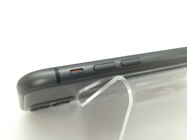 【中古】Apple docomo 【SIMロック解除済み】 iPhone 11 256GB ブラック MWM72J/A【三宮センター】保証期間１ヶ月【ランクC】 携帯電話本体