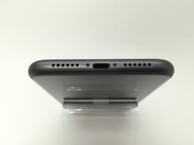 【中古】Apple docomo 【SIMロック解除済み】 iPhone 11 256GB ブラック MWM72J/A【三宮センター】保証期間１ヶ月【ランクC】 携帯電話本体