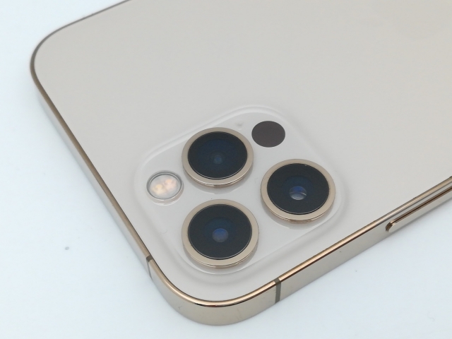 中古】Apple au 【SIMロック解除済み】 iPhone 12 Pro 128GB ゴールド