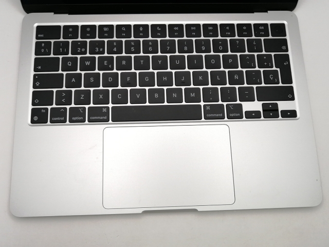 【中古】Apple MacBook Air 13インチ CTO (M2,2022) シルバー M2(CPU:8C/GPU:8C)/16G/256G/35W AC(USB-Cx2)【池袋東口】保証期間１ヶ月【ランクC】