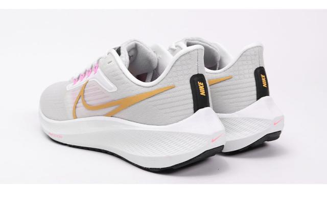 Nike ランニングシューズ ホワイト/ピンク Nike ランニングシューズ ホワイト/ピンク 25.5cm