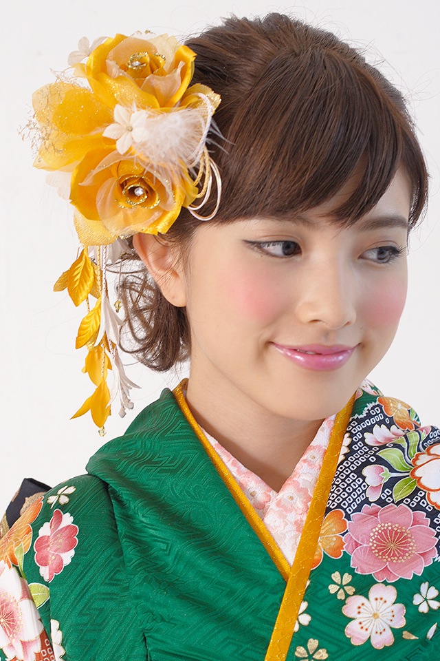 成人式 髪飾り 成人式の髪飾り 振袖 黄色 花 フラワー 薔薇 羽 ビジュー ラメ ブラ 髪留め 髪かざり ヘアアクセサリー 和装 の通販はau Pay マーケット Soubien