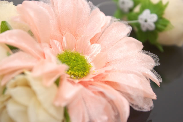 髪飾り コサージュ 花 ガーベラ 薔薇 サーモンピンク ブラ 小さめ 帯飾り 夏 ゆかた 髪留め 髪かざり ヘアアクセサリーの通販はau Pay マーケット Soubien