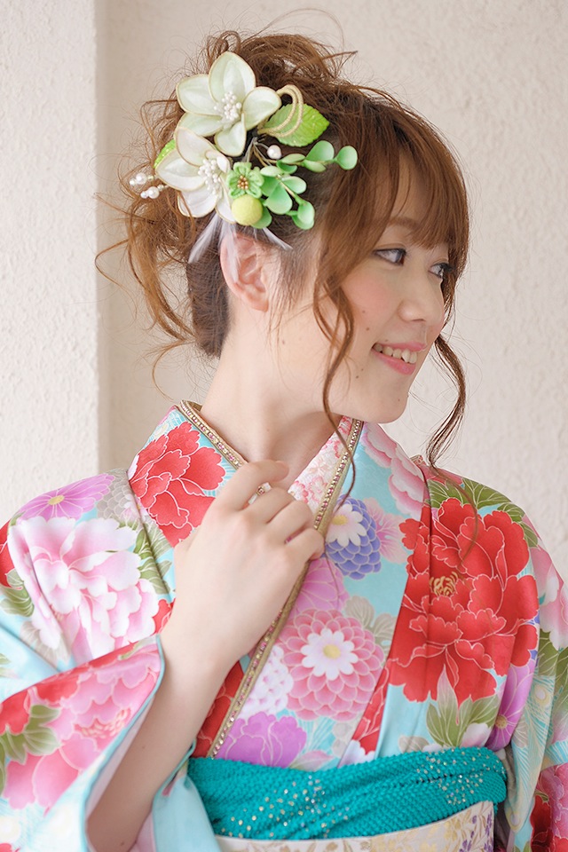 成人式や卒業式など華やかなお着物にオススメ 可愛らしいつまみ細工の髪飾り 黄緑 花 コーム ブラ ラメ ビジュー 振袖の通販はau Pay マーケット Soubien ポイントupフェスクーポン利用可