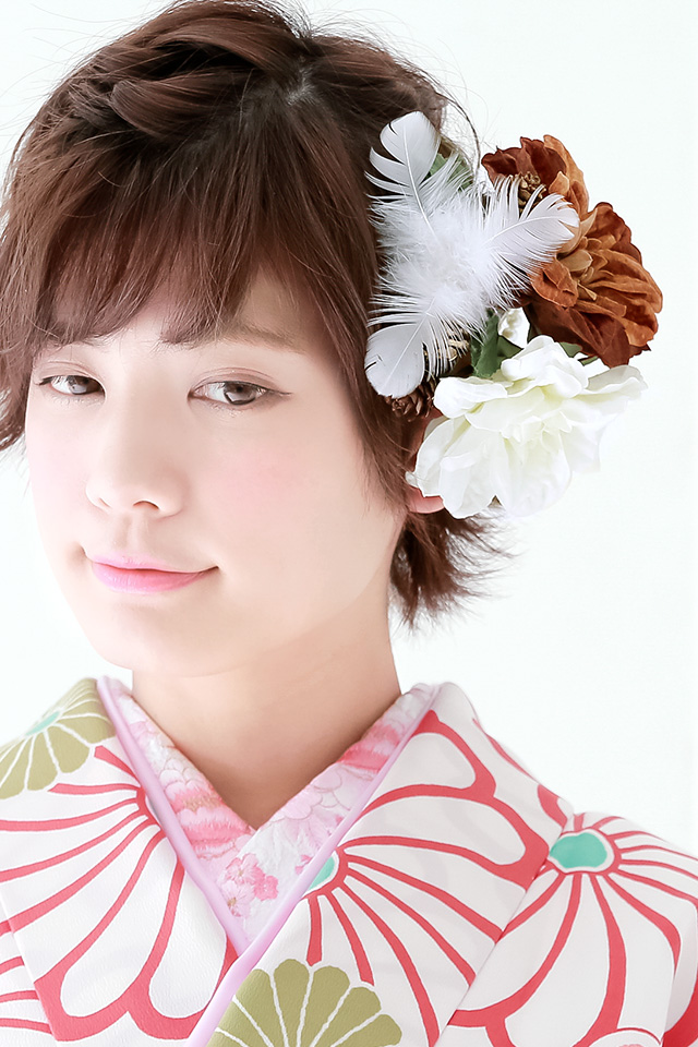 成人式 髪飾り 成人式の髪飾り 茶 ブラウン 白 花 パールビーズ 羽 コーム 髪留め ヘアアクセサリー 袴 浴衣 着物 振袖 卒業式 和装 の通販はau Pay マーケット Soubien