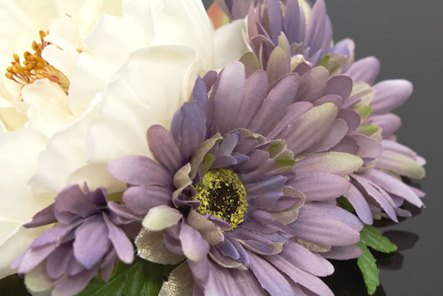 成人式 髪飾り 成人式の髪飾り 紫 白 ガーベラ 牡丹 コーム 髪留め ヘアアクセサリー 袴 浴衣 着物 振袖 卒業式 和装 の通販はau Pay マーケット Soubien