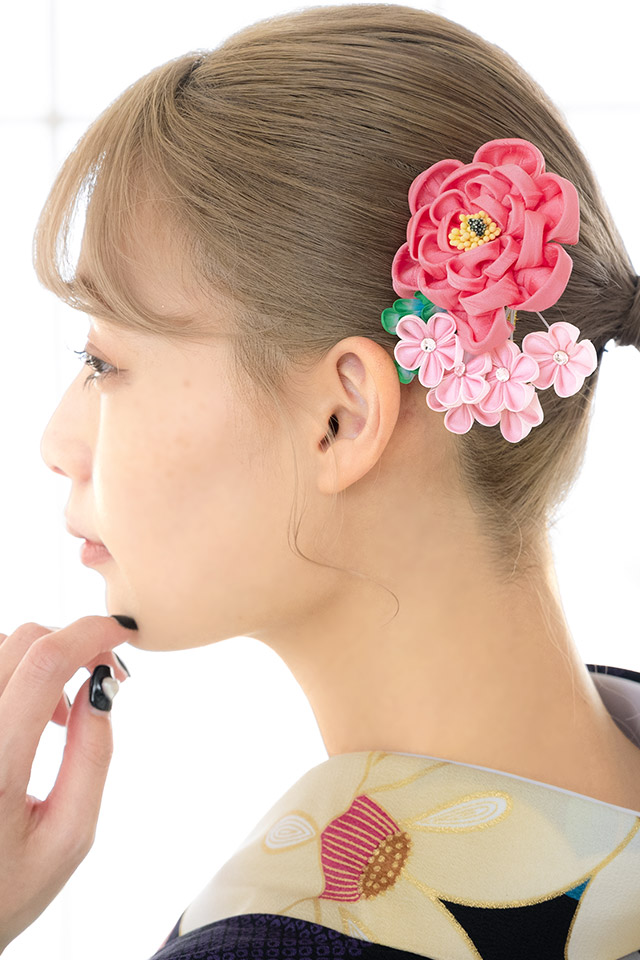 成人式 髪飾り 成人式の髪飾り つまみ細工 桃色 ピンク 牡丹 花 コーム モダン 振袖向け 卒業式 ヘアアクセサリー 和装 の通販はau Pay マーケット Soubien
