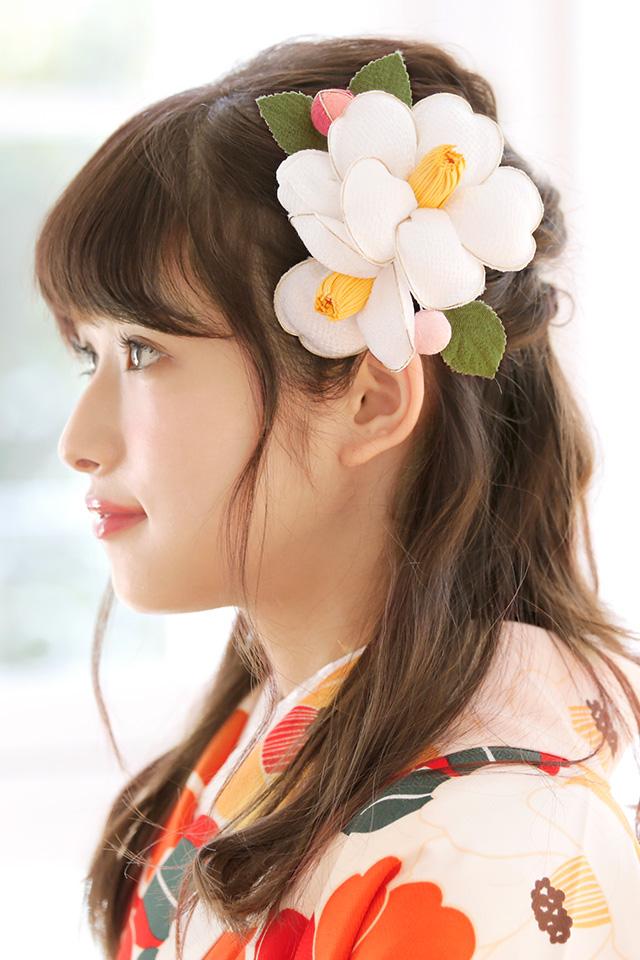 成人式 髪飾り 成人式の髪飾り 椿 白 ホワイト ツバキ 花 縮緬 ちりめん コーム レトロ モダン 古典 振袖向け 卒業式向け 袴向け 髪留め の通販はau Pay マーケット Soubien