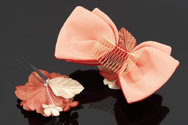 髪飾り リボン ２点セット 赤 レッド 桜 花 リボン 和柄 縮緬 ちりめん コーム Uピン 髪留め 成人式向け 卒業式向け 振袖向け 袴向け ヘの通販はau Pay マーケット Soubien