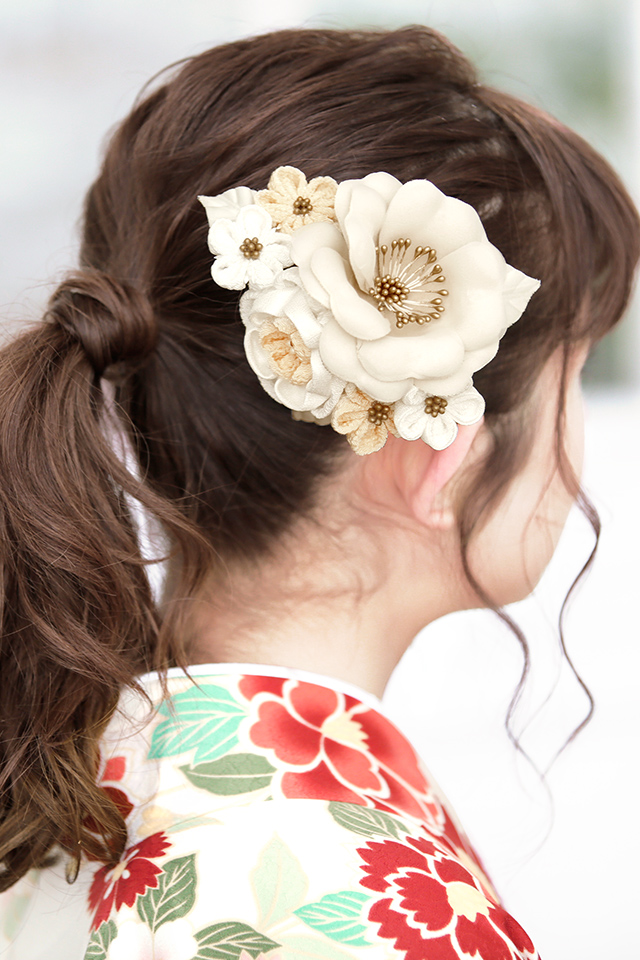 成人式や卒業式におすすめな髪飾り2点セット 白系 オフホワイト サザンカ 梅 花 フラワー コサージュ ヘアアクセサリー 日本製の通販はau Pay マーケット Soubien