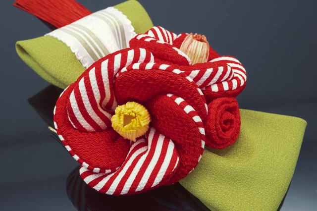 成人式 髪飾り 成人式の髪飾り 赤 レッド 黄緑色 椿 ツバキ 花 リボン レース 縞 縮緬 ちりめん 撚り房 房飾り コーム 髪留め 卒業式向けの通販はau Pay マーケット Soubien