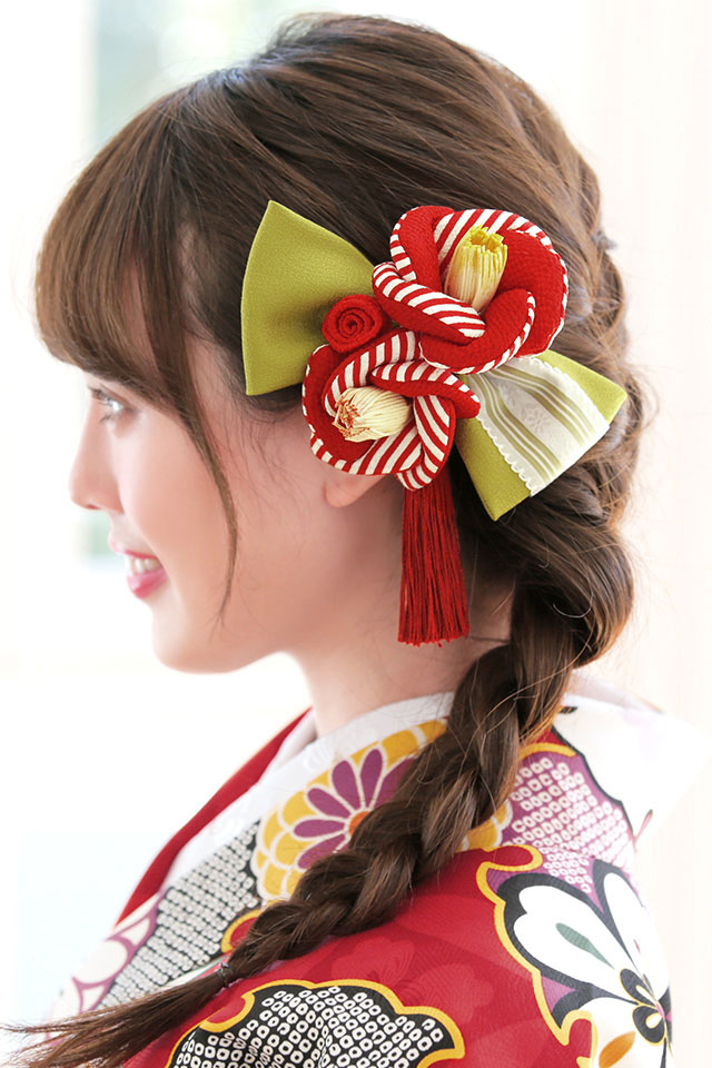 成人式 髪飾り 成人式の髪飾り 赤 レッド 黄緑色 椿 ツバキ 花 リボン レース 縞 縮緬 ちりめん 撚り房 房飾り コーム 髪留め 卒業式向けの通販はau Pay マーケット Soubien