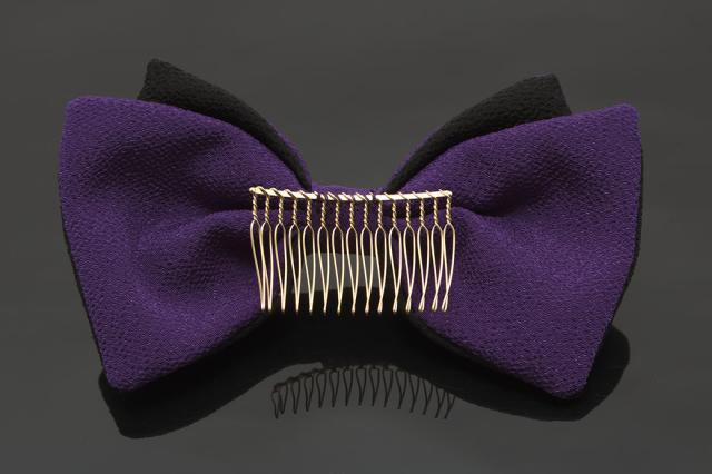 髪飾り リボン 紫色 パープル 黒 ブラック りぼん 縮緬 ちりめん シンプル コーム 髪留め 成人式向け 卒業式向け 振袖向け 袴向け ヘアアの通販はau Pay マーケット Soubien