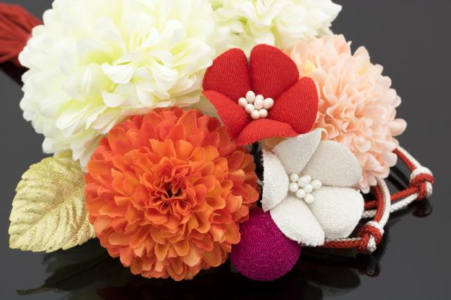 成人式や卒業式におすすめな髪飾り2点セット オレンジ 白 赤 桜 ピンポンマム 菊 花 組紐 房飾り コーム ヘアアクセサリー 日本製の通販はau Pay マーケット Soubien
